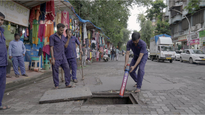 Man fitting tvs' responsible manhole devise